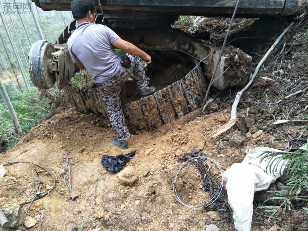 挖機(jī)老司機(jī)翻車，自救成功，終于化險為夷?。?！