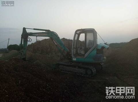 小松30工作时力道不足，冒蓝烟是怎么回事