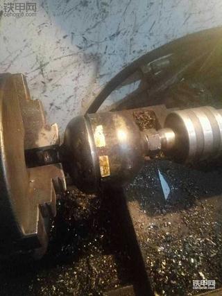 拆解先导蓄能器