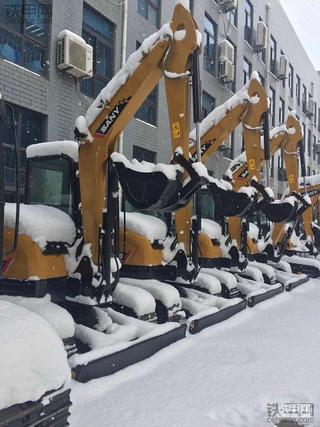 下雪中的三一微挖