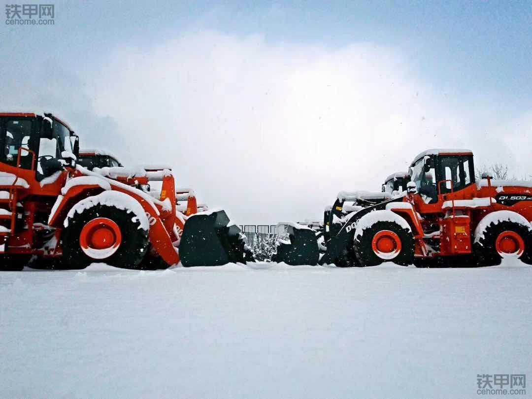 斗山挖機 大雪天里名不虛傳