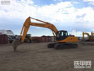 蓝天白云下的Hidromek    HK220LCC2