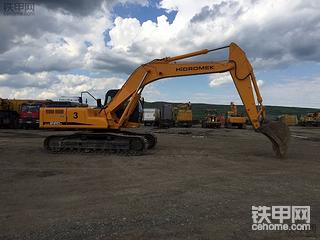 蓝天白云下的Hidromek    HK220LCC2