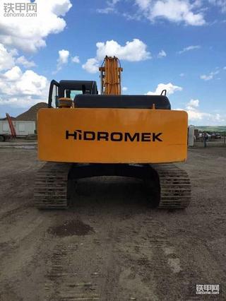 蓝天白云下的Hidromek    HK220LCC2