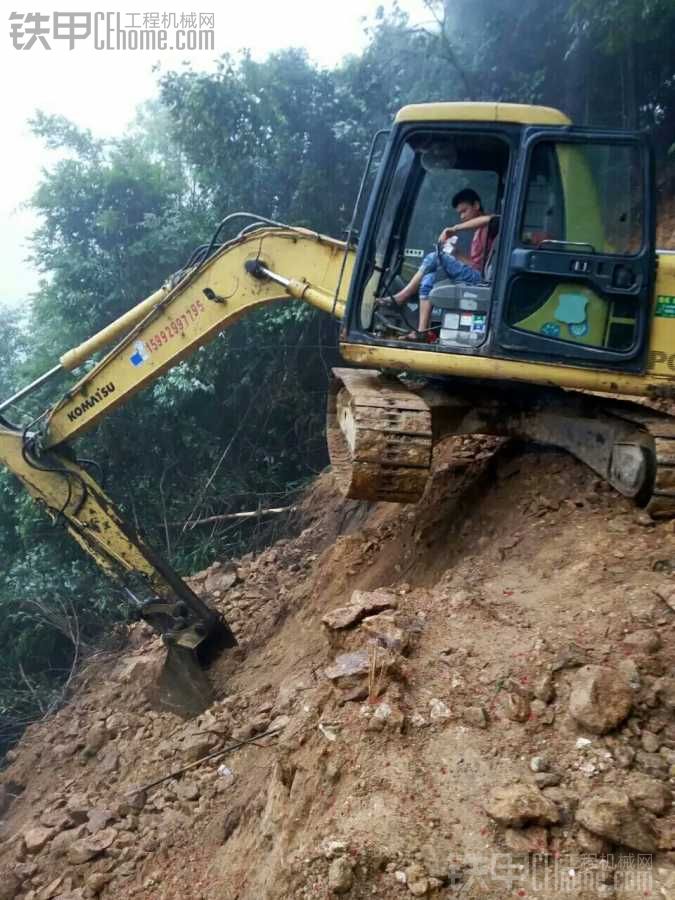 挖機(jī)一路不容易，差點(diǎn)掉下深山，仍要微笑拍個照！