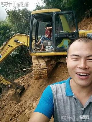 挖机一路不容易，差点掉下深山，仍要微笑拍个照！