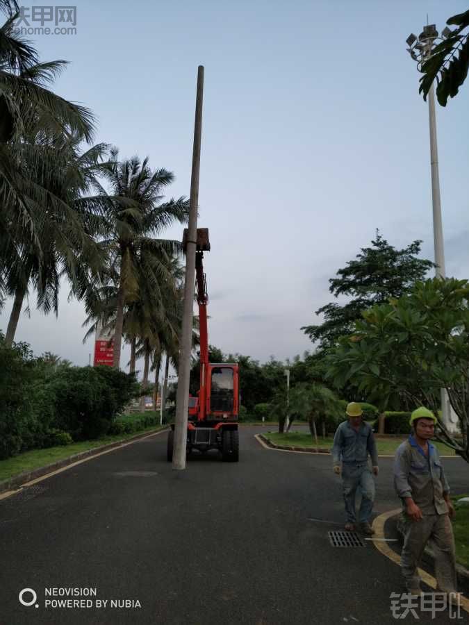 行走在道路上的挖机交警不捉