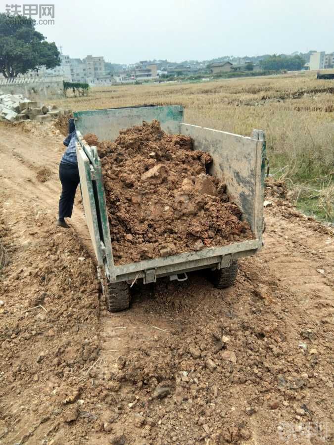 帶你見識(shí)下農(nóng)村特種翻斗車