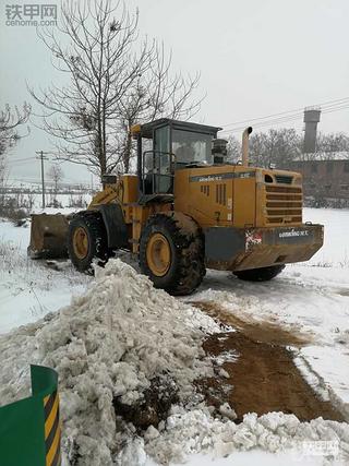 為人民服務(wù)，龍工鏟雪進(jìn)行中