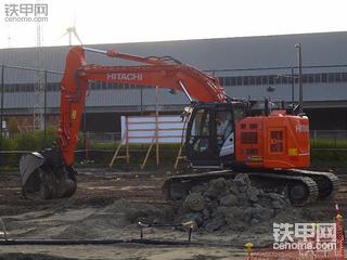 正在安特衛(wèi)普工作的日立Zaxis 225US-6'