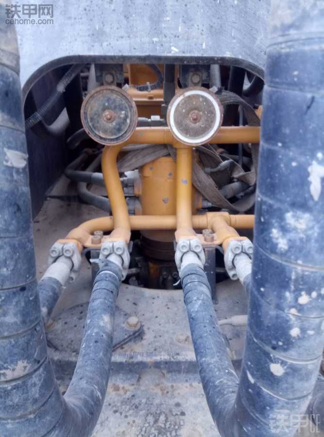 挖机回转中央接头分油盅漏油，会不会导致行走跑偏？