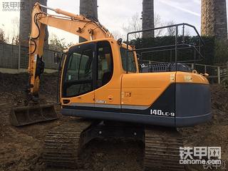 現(xiàn)代ROBEX  140LC-9 在國(guó)外基礎(chǔ)施工