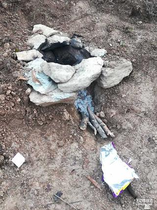 深山修路，条件艰苦！背着锅灶，就地起灶