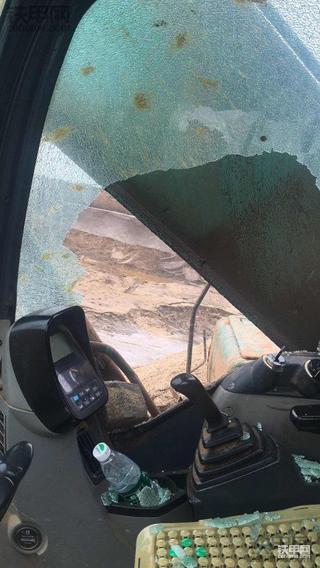 工地纠纷，挖机玻璃被砸