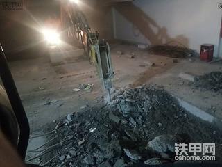 从小梦想长大从医 不料开上了挖掘机
