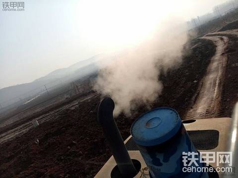 发动机早上排气冒热气
