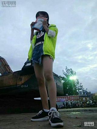 16岁小姑娘离家出走学挖机 到处都有老SE鬼