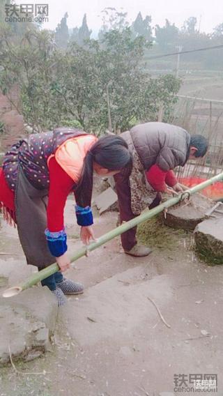 上山砍柴打野菜 挖机小妹的假期生活有点不一样