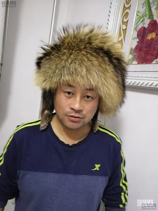 你绝对没看过画面 看我开着装载机去喂牛！