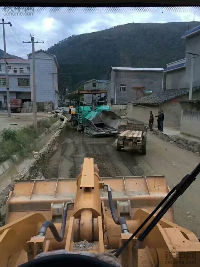 重鏟車到挖機(jī)在到鏟車