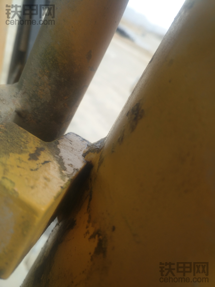 大臂油缸开了一道裂纹往外剩油 能用电焊焊吗