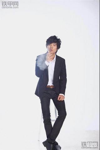 唉，摄影师竟然为了生计转行学挖机，全是心酸！