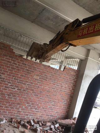 艰难施工！