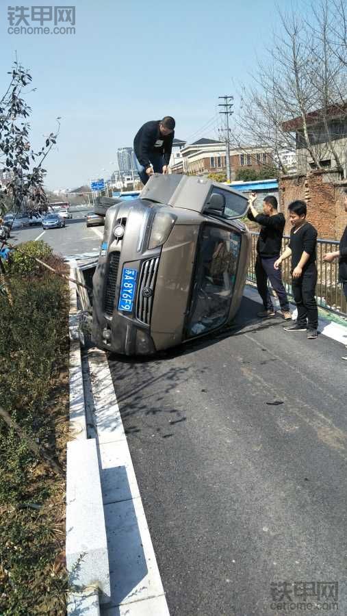 挖機(jī)駕駛員奮力救人！