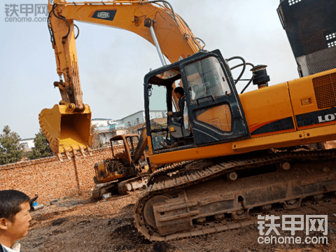 雷沃330，12年的5000小时，能值多少钱