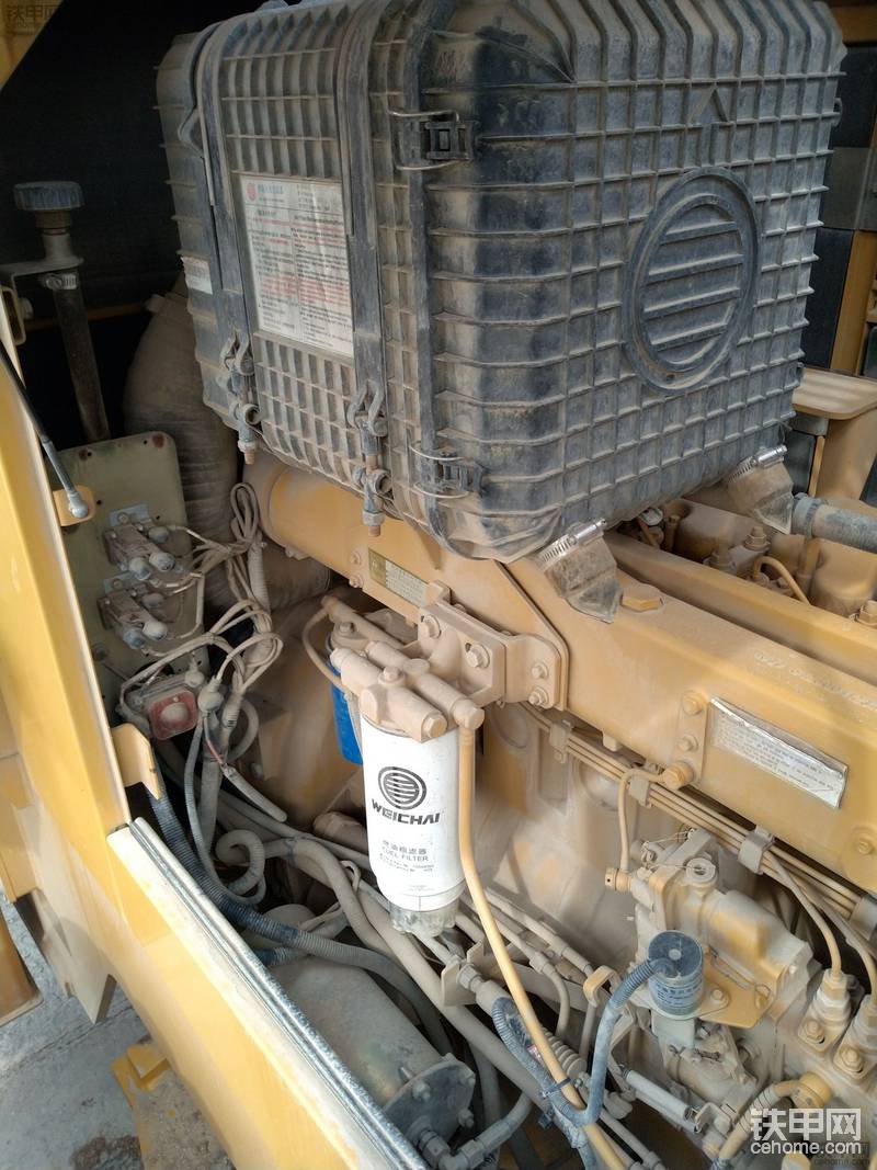 駕駛室。小松240挖機(jī)上拆的水杯。不錯吧。