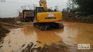 防火防盗防事故 下班把挖机停到安全的地方