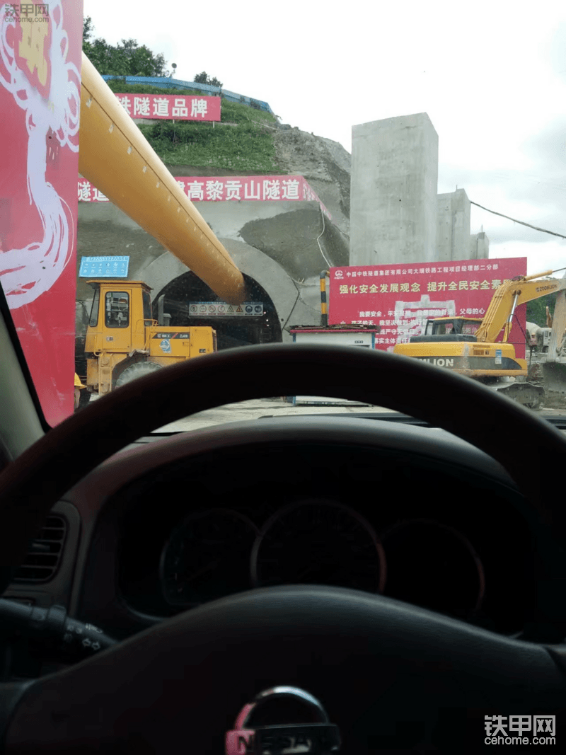 高黎贡山铁路隧道，全长34.58公里，现在还在建设中，听说现在用的盾构机