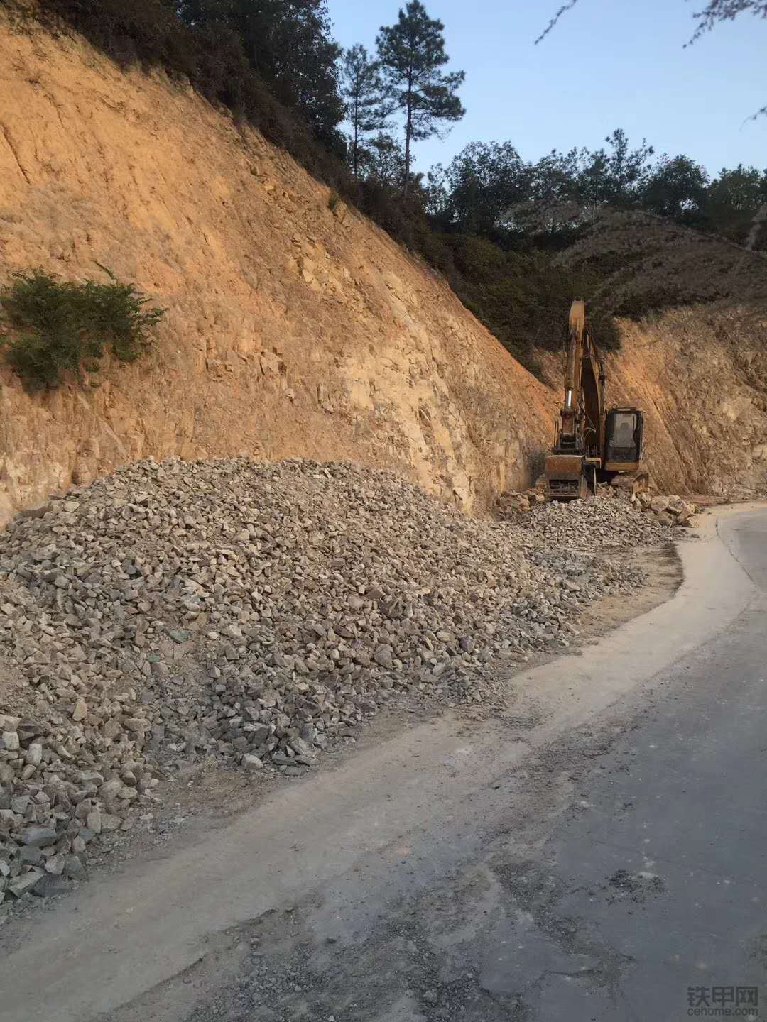 山区修路项目，要求对原道路拓宽，看看挖机是怎么操作的