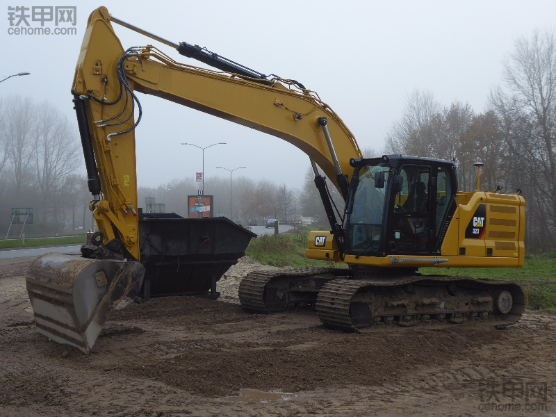 CAT 323