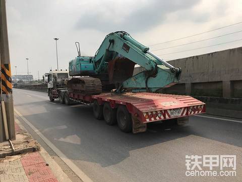 五十鈴板車搬運(yùn)神鋼SK200-8挖掘機(jī)