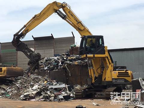 住友SH250抓钢机在废料工厂