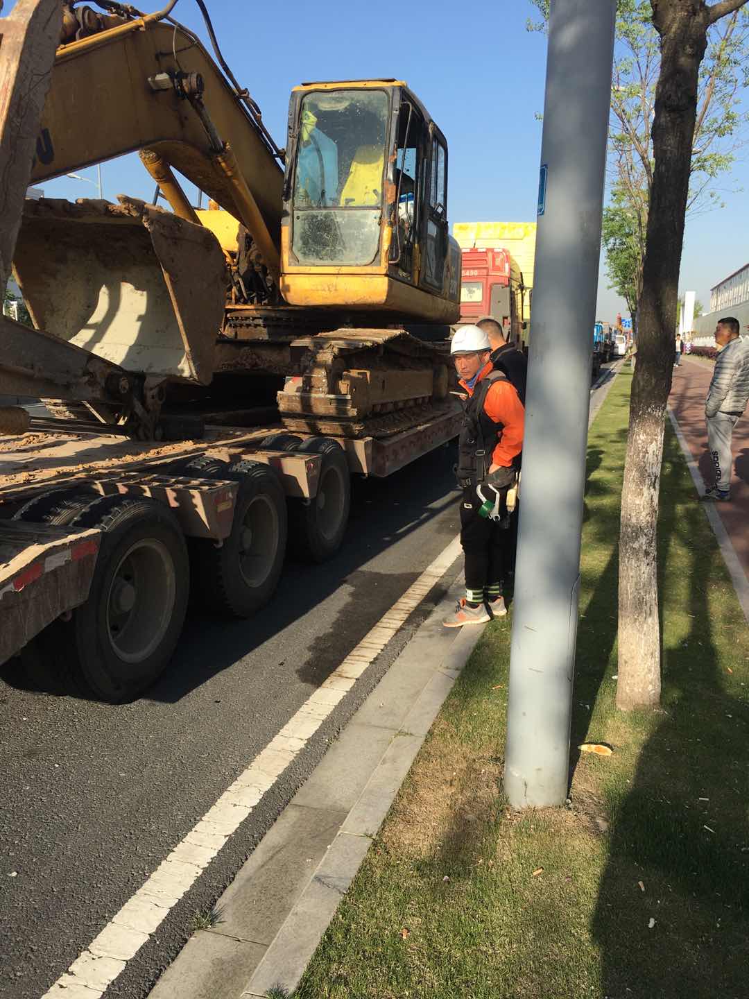 倒霉挖機(jī)壞了塊板，被棒子工廠的安全員擋在工地門外