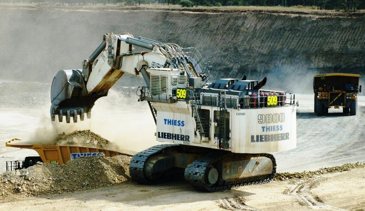 【机械怪兽的感官世界】越看越逼真！800吨矿山巨铲加固维修，特别是最后一个！