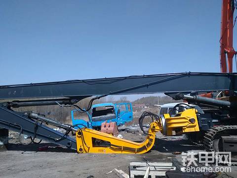 打樁機(jī)機(jī)。小臂油缸反裝。