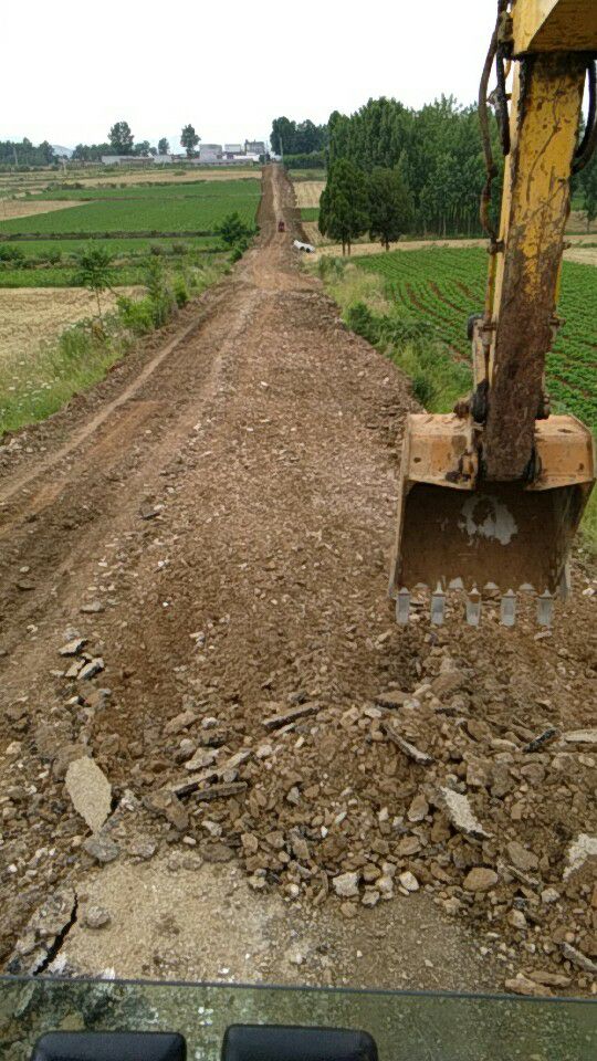 三臺小噸位挖機(jī)機(jī)主點評小松60-8