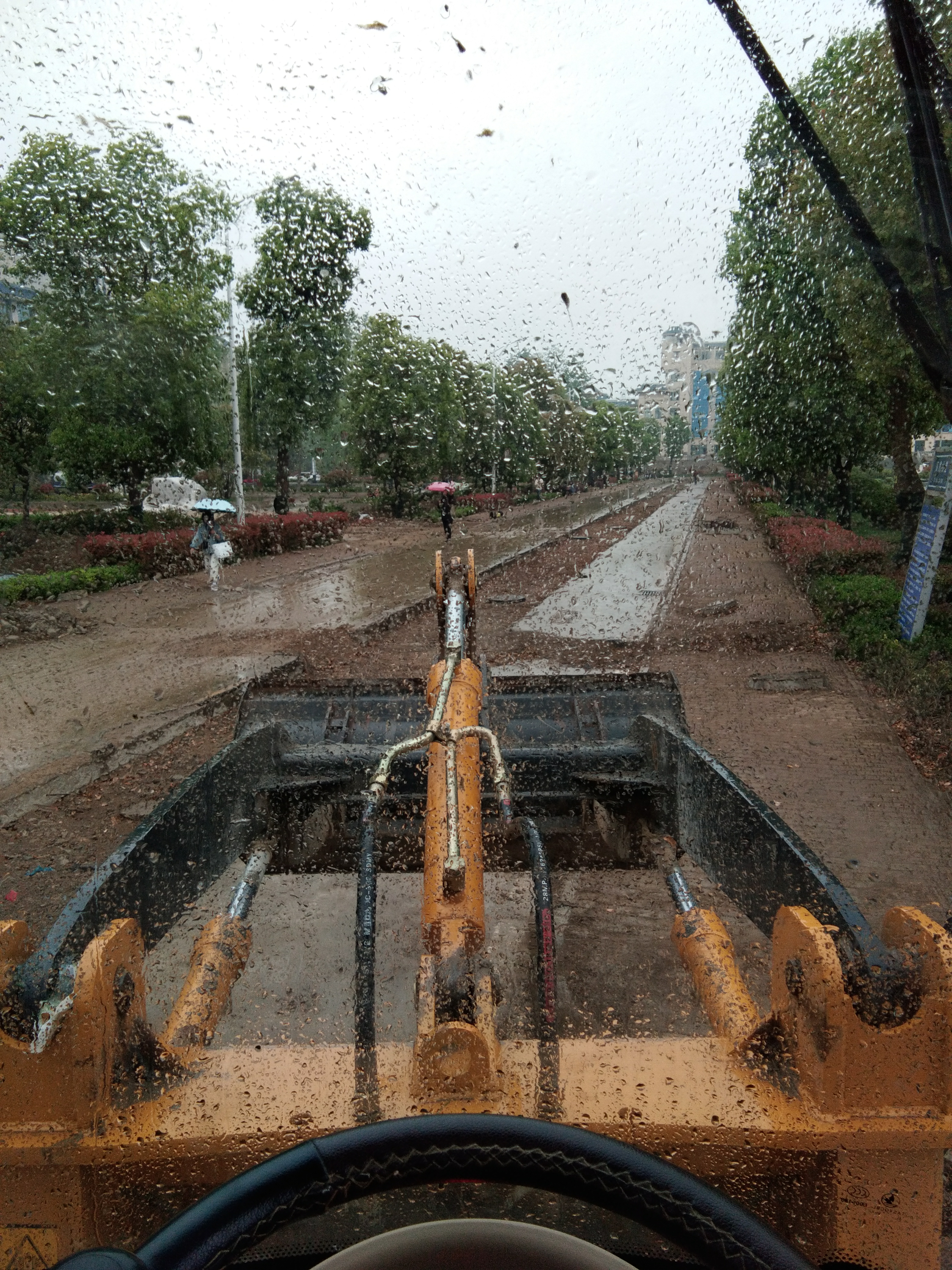 下雨也得干呀！