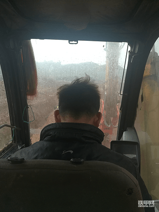 放弃当兵也要做机手 我与老现代挖机的故事
