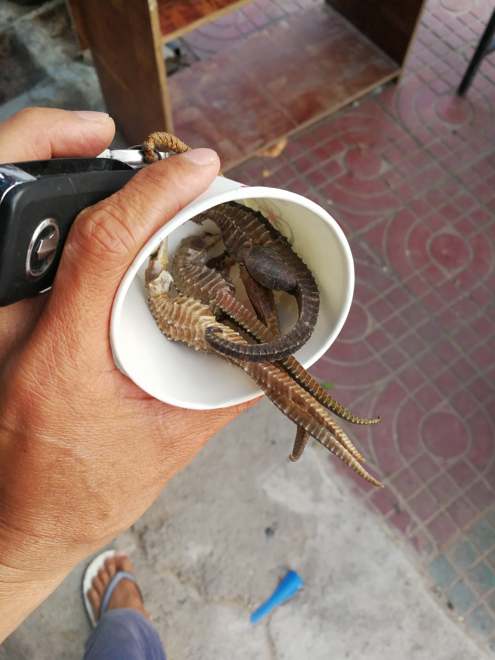 男人累了，老是給挖掘機(jī)加油，別忘了我們也是要加油哦，來(lái)點(diǎn)