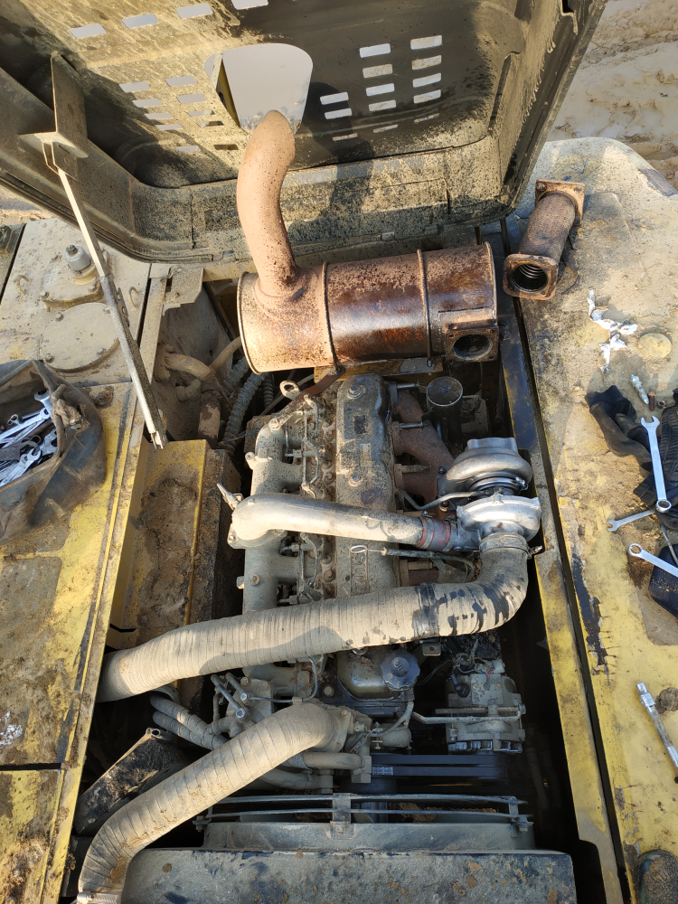 挖掘机陷车了，换新涡轮增压器为什么喷机油？