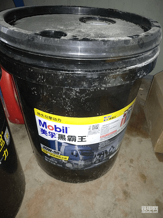 挖机冒白烟了！真假机油傻傻分不清