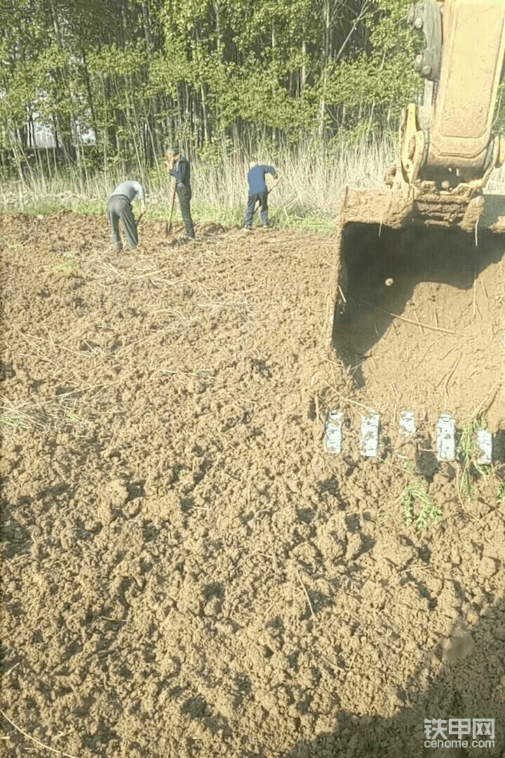 这路也就是单车道，两辆车在一起都不好会车！