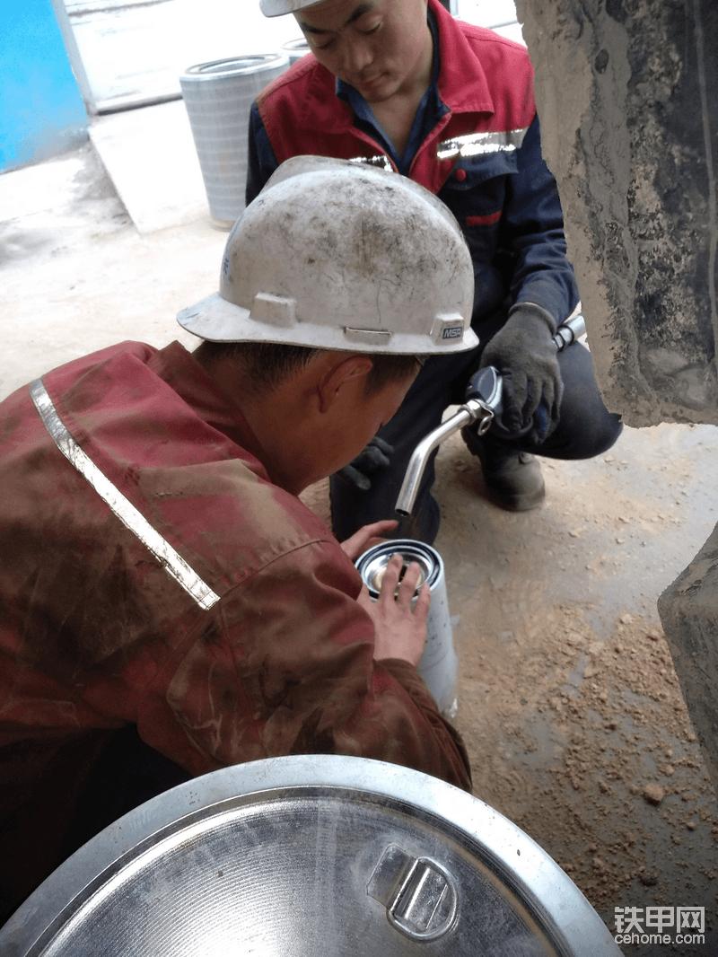 給機(jī)濾里面加機(jī)油密封外圈也抹點機(jī)油