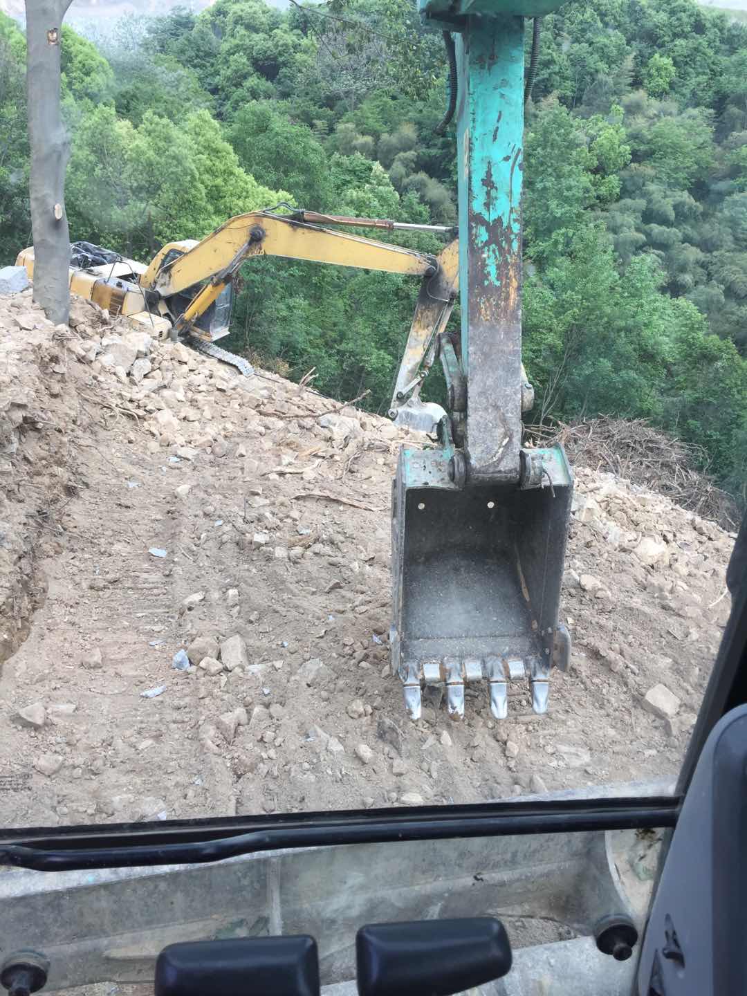 一人開二臺挖機(jī)…這工地