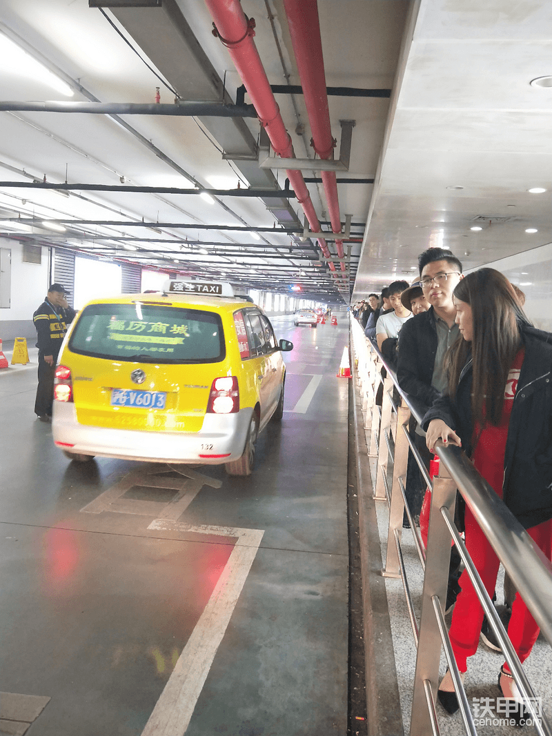 上海虹橋車站排隊(duì)打出租