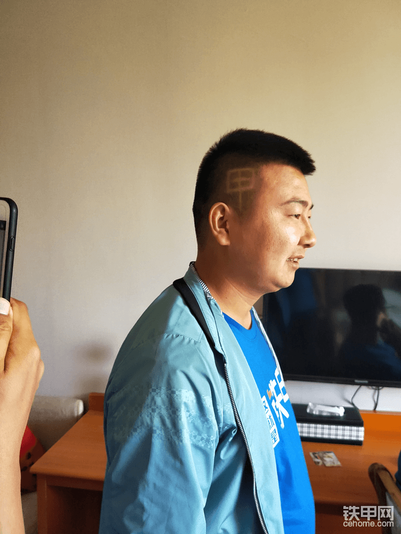 貢學(xué)峰的發(fā)型666